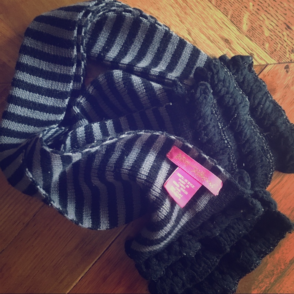 🔥SALE🔥Betsey Johnson Scarf w embellishments!!